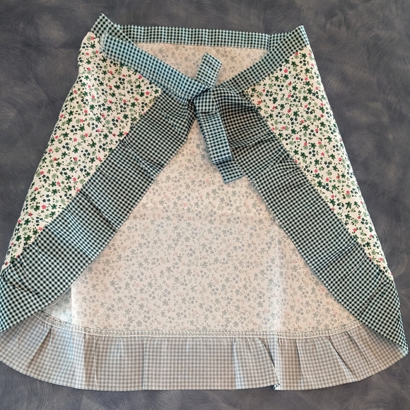 Ladies Half Apron. - Picture 2 of 6